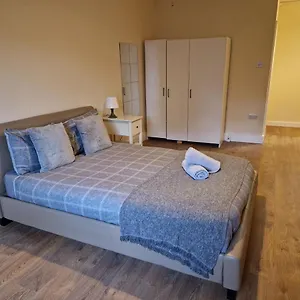 Affordable In Shared Flat, Bridge Londra