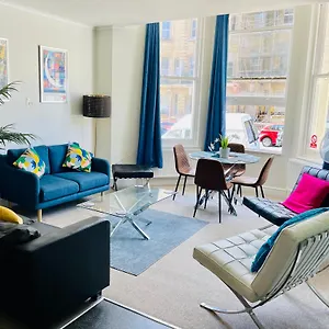 https://apt-seaside-mansion-parking-on-request.brighton-hotels-england.com